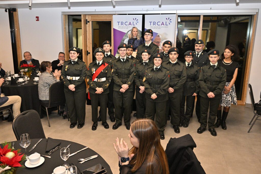 Des cadets du Corps de cadets 2649 de Salaberry de Laval ont assuré le service du repas pendant la soirée.