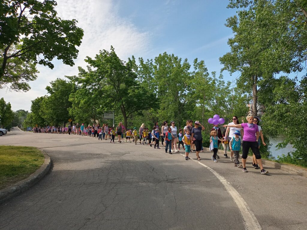 Villemaire students and seniors walking along the Berge des baigneurs in Ste-Rose.